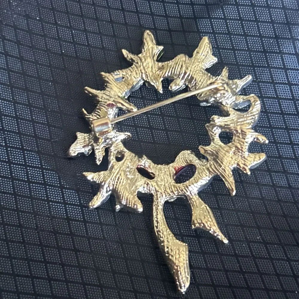 RED & GREEN ENAMALED WREATH  AND BOW, HOLLY GOLDTONE CHRISTMAS HOLIDAY BROOCH